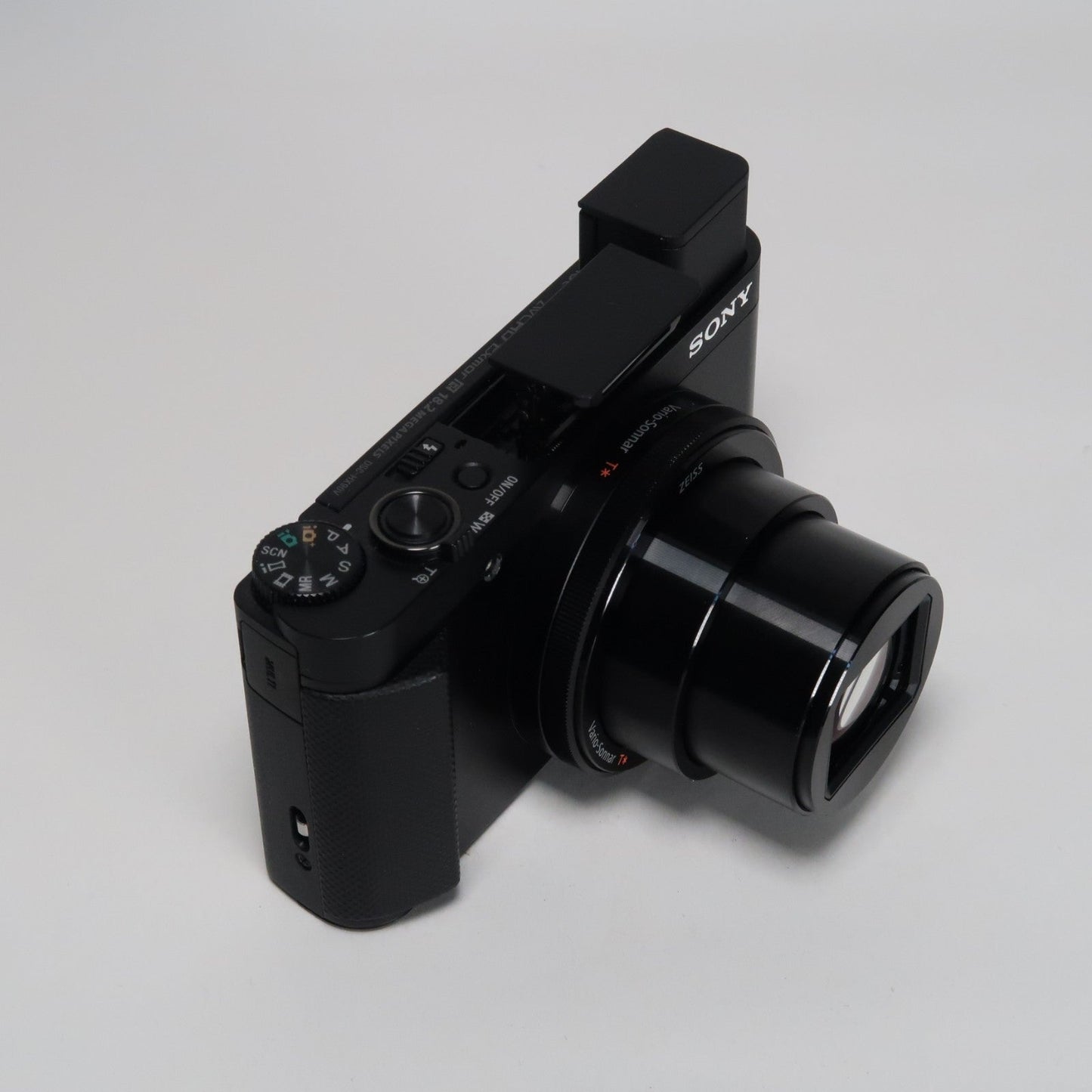 Sony Cyber-shot DSC-HX90V 18.2MP Digital Camera – Original Packaging – Excellent