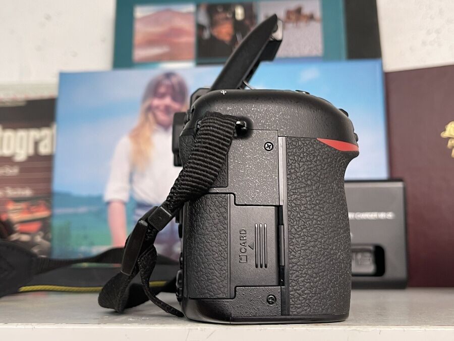 Nikon D7500 D 7500 SLR Film Camera DX SLR Camera 20.9 MP Body Near Mint Condition