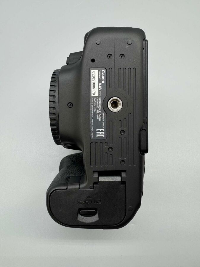 Canon EOS 90D 32.5 MP Digital SLR DSLR Camera Body - Shutter Count: 9,000