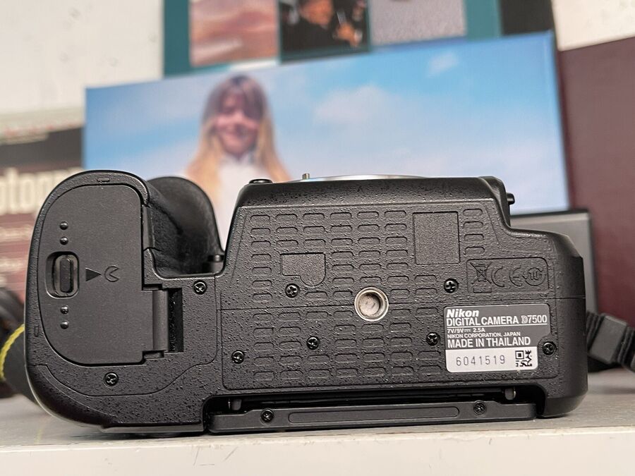 Nikon D7500 D 7500 SLR Film Camera DX SLR Camera 20.9 MP Body Near Mint Condition